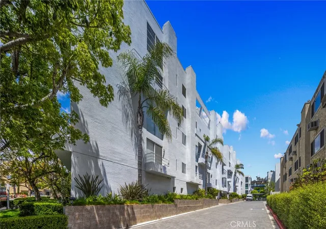 4th image of 520 S Barrington Ave, Los Angeles, CA 90049