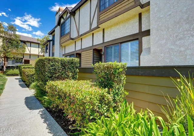 3rd image of 21209 Lassen St #4, Los Angeles, CA 91311 | MLS# P1-27199