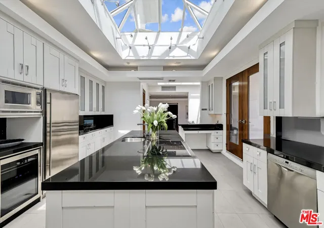 4th image of 8827 Evanview Dr, Los Angeles, CA 90069 | MLS# 26835427