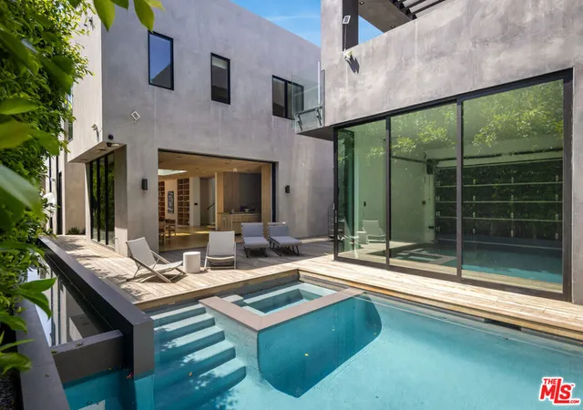 Photo 2 of Single family home for sale at 952 N Laurel Ave, Los Angeles, CA 90046 | MLS# 26834463 | Listing updated on 2026-09-29