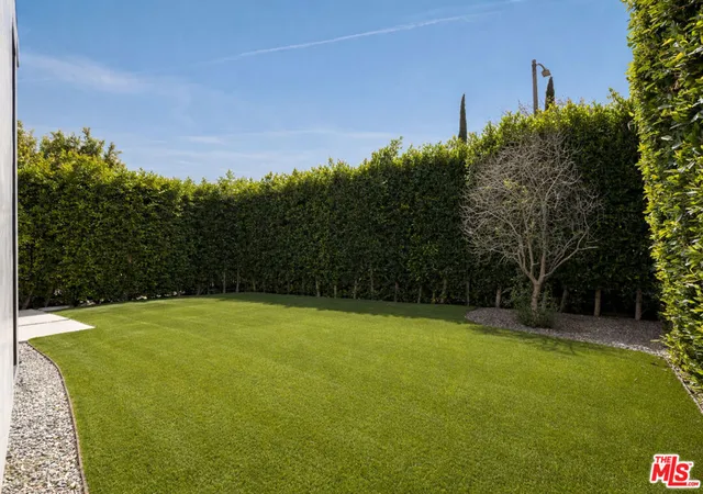 Photo 3 of Single family home for sale at 952 N Laurel Ave, Los Angeles, CA 90046 | MLS# 26834463 | Listing updated on 2026-09-29