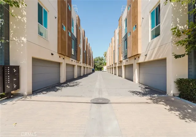 Homes for sale in Van Nuys, CA | Row Cal, Van Nuys, CA 91405