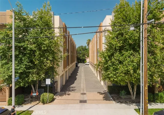 Homes for sale in Van Nuys, CA | Row Cal, Van Nuys, CA 91405