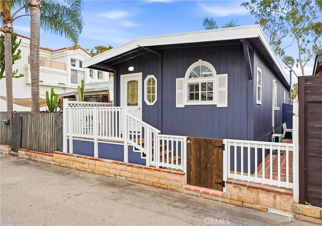 3rd image of 14 Cottonwood Ln, Seal Beach, CA 90740 | MLS# OC26108027