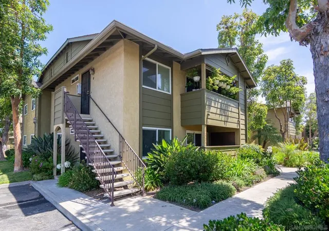 Listing Photo 4 - Condo for sale in building located at 180 Avenida Descanso, Oceanside, CA 92057 - Unit #A