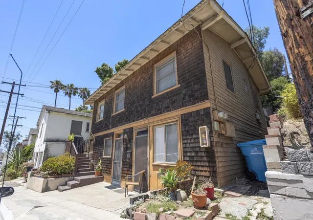 Listing Photo 2 - Condo for sale in building located at 1620 Glenwood Dr, San Diego, CA 92103 - Unit #2
