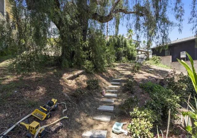 Listing Photo 5 - Condo for sale in building located at 1620 Glenwood Dr, San Diego, CA 92103 - Unit #2