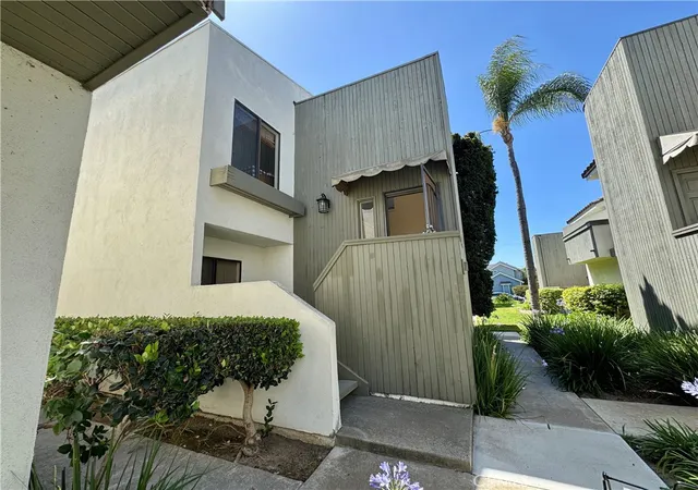 Photo 2 of Single family home for sale at 2336 Elden #B, Costa Mesa, CA 92627 | MLS# SB26101963 | Listing updated on 2026-09-24