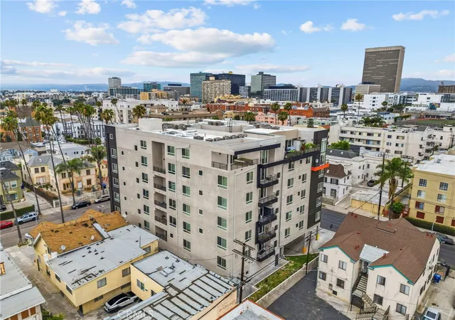 2nd image of 900 S Kenmore Ave, Los Angeles, CA 90006