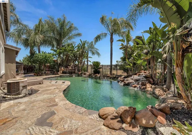 Photo 2 of Single family home for sale at 281 W Country Clb Dr, Brentwood, CA 94513 | MLS# 41135294 | Listing updated on 2026-09-29