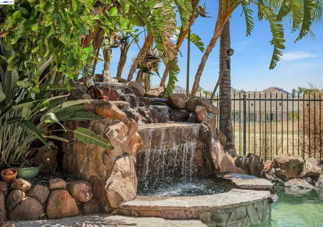 Photo 3 of Single family home for sale at 281 W Country Clb Dr, Brentwood, CA 94513 | MLS# 41135294 | Listing updated on 2026-09-29