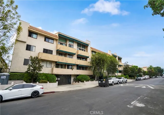 Homes for sale in Encino, CA | 5310 Zelzah #101, Encino, CA 91316 | MLS# SR26109715