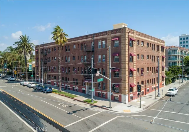 Listing Photo 4 - Condo for sale in building located at 800 Pacific Ave, Long Beach, CA 90813 - Unit #305