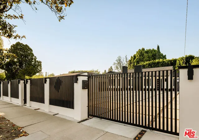 33rd image of 14011 Magnolia Blvd, Sherman Oaks, CA 91423 | MLS# 26836679