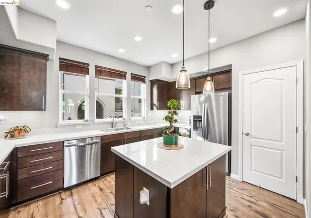 Listing Photo 2 - Condo for sale in building located at 1280 Gusty Loop, Livermore, CA 94550 - Unit #4