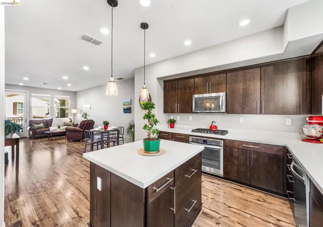Listing Photo 3 - Condo for sale in building located at 1280 Gusty Loop, Livermore, CA 94550 - Unit #4