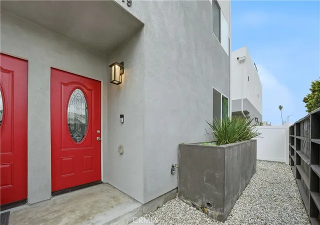 Photo 2 of Townhouse for sale at 6919 S Menlo, Los Angeles, CA 90044 | MLS# PW26110536 | Listing updated on 2026-10-02
