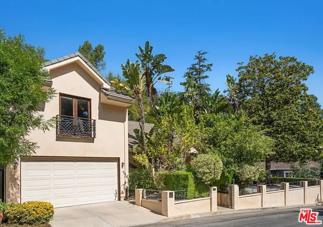 Homes for sale in Sherman Oaks, CA | 3645 Longview Valley Rd, Sherman Oaks, CA 91423 | MLS# 26779385