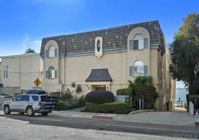 3rd image of 3828 Riviera Dr, San Diego, CA 92109