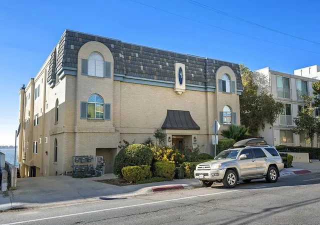 4th image of 3828 Riviera Dr, San Diego, CA 92109