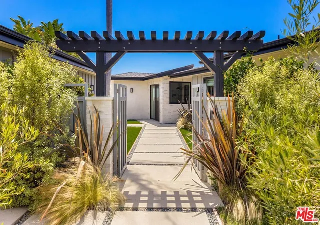 Photo 3 of Single family home for sale at 17810 Sabbiadoro Way, Pacific Palisades, CA 90272 | MLS# 26837035 | Listing updated on 2026-10-08