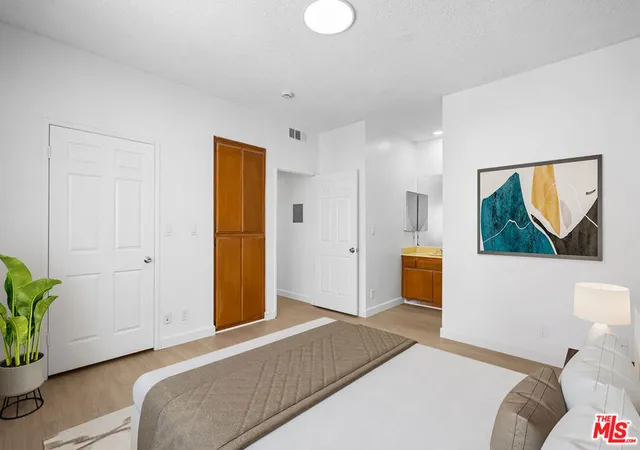 3rd image of 424 S Westmoreland Ave #210, Los Angeles, CA 90020 | MLS# 26837237