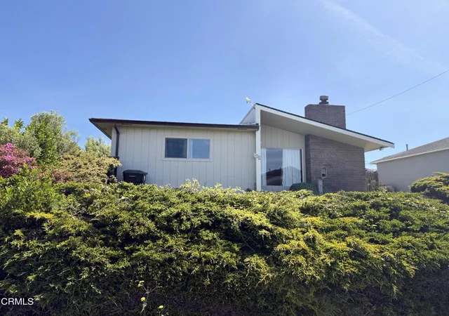 Photo 2 of Single family home for sale at 270 S Whipple St, Fort Bragg, CA 95437 | MLS# C1-11401 | Listing updated on 2026-09-30