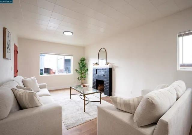Photo 3 of Sale Pending at 965 Arlington Ave, Emeryville, CA 94608 | MLS# 41135635 | Listing updated on 2026-09-22