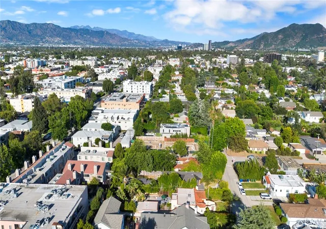 36th image of 11301 Blix, West Toluca Lake, CA 91602 | MLS# OC26110980