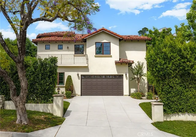 Photo 3 of Single family home for sale at 100 Country Clb Dr, Burbank, CA 91501 | MLS# TR26109997 | Listing updated on 2026-09-25