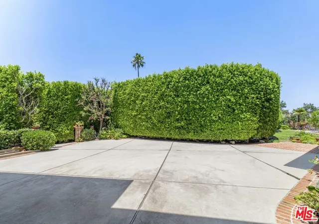 3rd image of 1612 Stradella Rd, Los Angeles, CA 90077 | MLS# 26837549