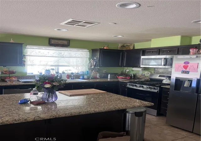 Photo 4 of Single family home for sale at 14416 Tawney Ridge Ln, Victorville, CA 92394 | MLS# SR26111554 | Listing updated on 2026-10-04