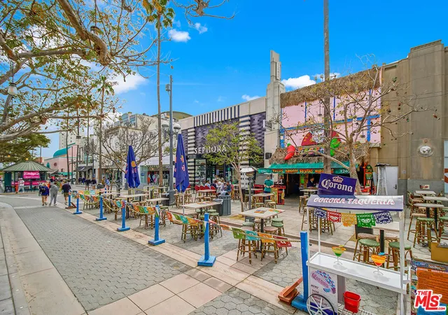 Listing Photo 2 - Condo for sale in building located at 1217 9th St, Santa Monica, CA 90401 - Unit #