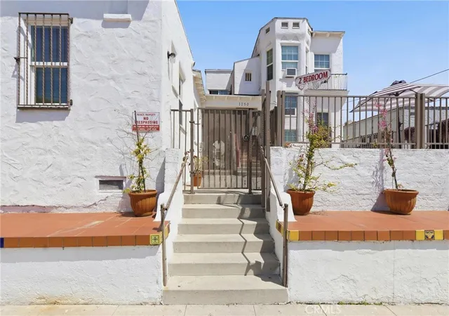 3rd image of 1250 N Mariposa Ave, Los Angeles, CA 90029 | MLS# DW26111998
