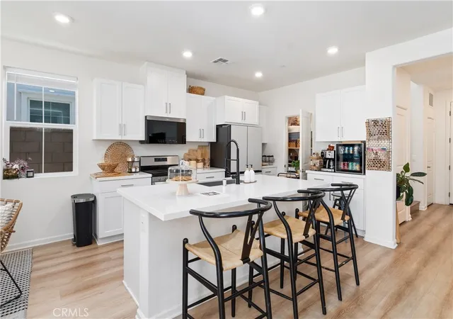 Listing Photo 1 - Condo for sale in building located at 4044 Summer Wy, Corona, CA 92883 - Unit #