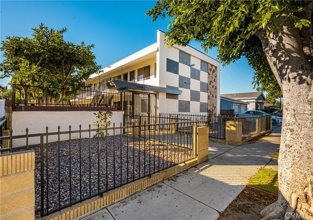 Listing Photo 4 - Condo for sale in building located at 6725 Perry Rd, Bell Gardens, CA 90201