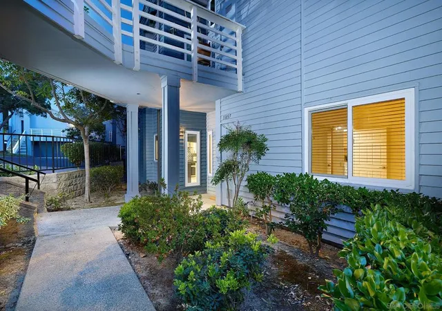 Listing Photo 4 - Condo for sale in building located at 11037 Caminito Vis Pacifica, San Diego, CA 92131