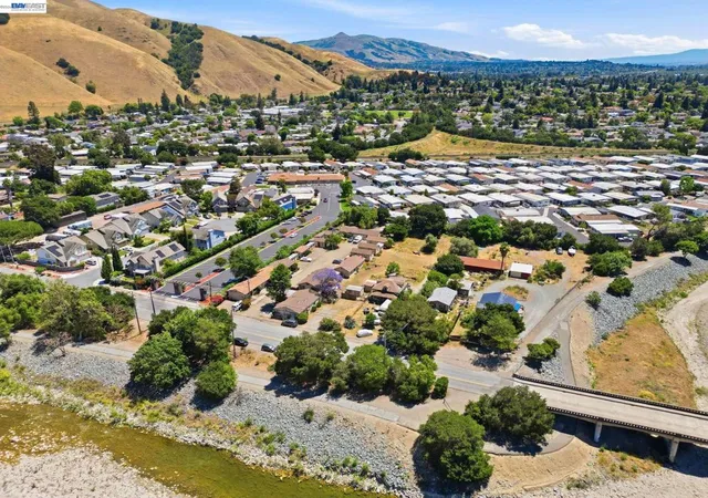3rd image of 585 Old Canyon Rd, Fremont, CA 94536 | MLS# 41135884