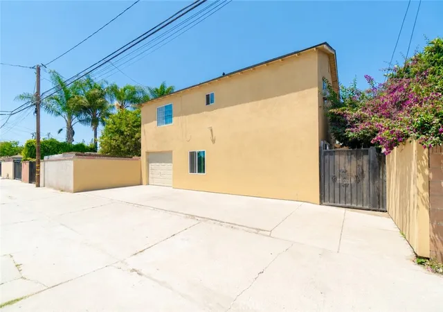 Listing Photo 2 - Condo for sale in building located at 1562 W 31st St, Long Beach, CA 90810 - Unit #