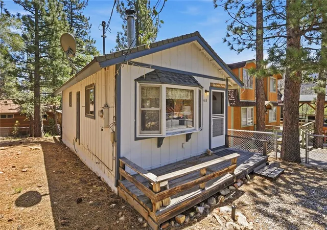 2nd image of 513 Cedar Ln, Sugarloaf, CA 92386 | MLS# OC26101673
