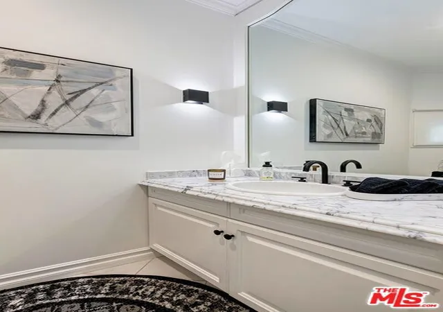 Listing Photo 5 - Condo for sale in building located at 9001 Dayton Wy, Beverly Hills, CA 90211 - Unit #D