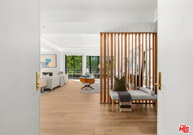Listing Photo 3 - Condo for sale in building located at 10601 Wilshire Blvd, Los Angeles, CA 90024 - Unit #504