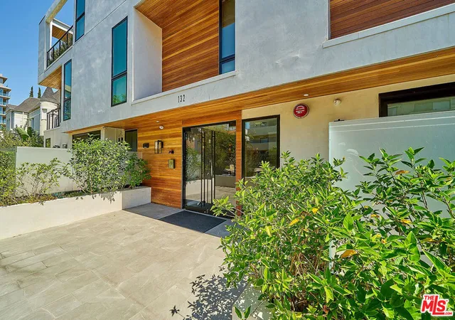 Listing Photo 3 - Condo for sale in building located at 132 N Swall Dr, Los Angeles, CA 90048 - Unit #301