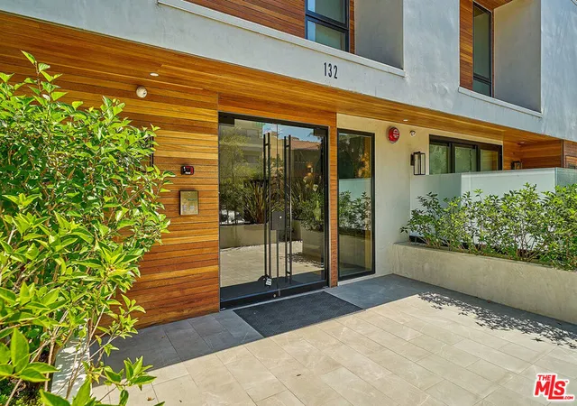 Listing Photo 4 - Condo for sale in building located at 132 N Swall Dr, Los Angeles, CA 90048 - Unit #301