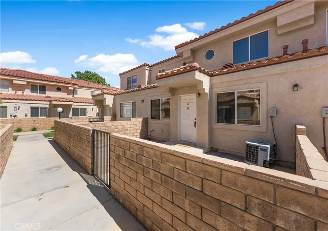 2nd image of 43441 30th St W, Lancaster, CA 93536