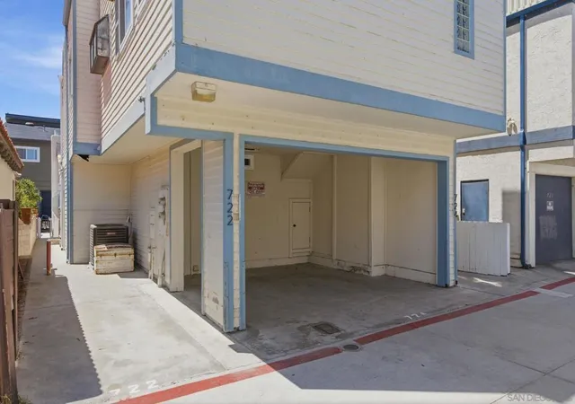 Listing Photo 2 - Condo for sale in building located at 722 724 Balboa, San Diego, CA 92109 - Unit #