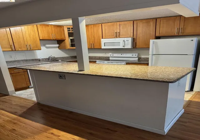 Photo 3 of Condo for sale at 555 Pierce St #536, Albany, CA 94706 | MLS# 41136006 | Listing updated on 2026-09-24