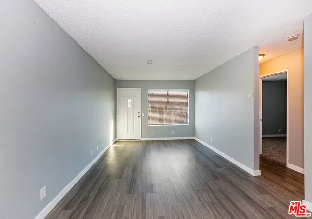 Listing Photo 2 - Condo for sale in building located at 1135 Raymond Ave, Long Beach, CA 90804 - Unit #
