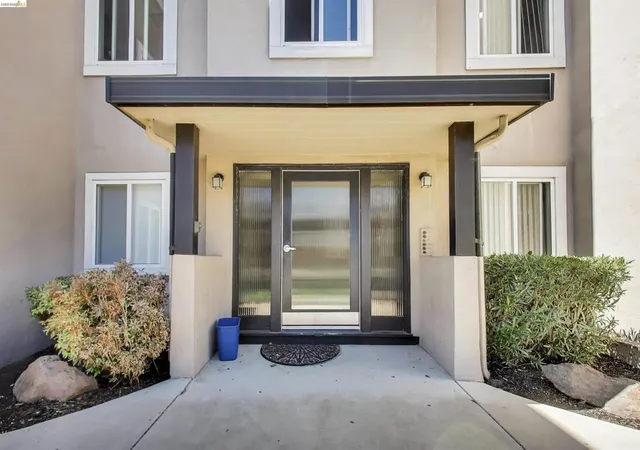 Listing Photo 4 - Condo for sale in building located at 520 Bancroft Ave, San Leandro, CA 94577