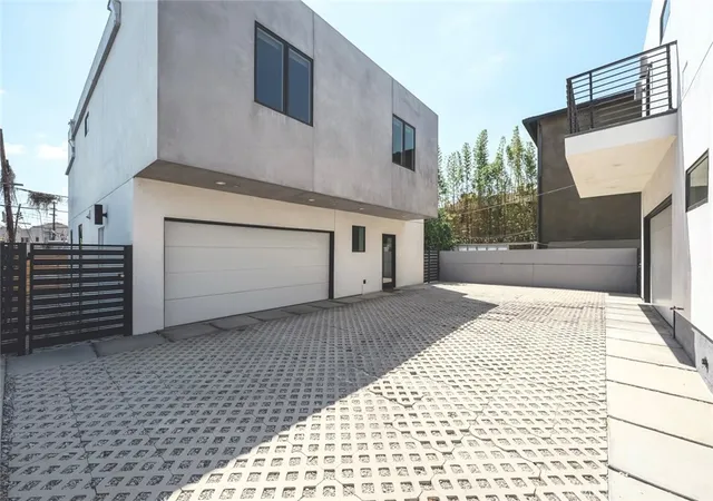 Photo 2 of Single family home for sale at 542 N Commonwealth, Los Angeles, CA 90004 | MLS# WS26113200 | Listing updated on 2026-09-06